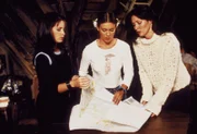(v.l.n.r.) Piper (Holly Marie Combs); Phoebe (Alyssa Milano); Prue (Shannen Doherty)