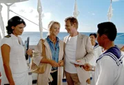 Cruisedirektorin Saskia (Gerit Kling, li.) begrüßt Manfred (Krystian Martinek) und Andrea (Diana Körner) an Bord der 'Royal Clipper'.