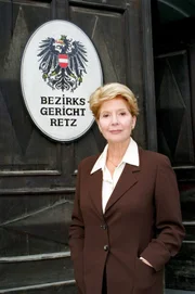 Julia Laubach (Christiane Hörbiger).