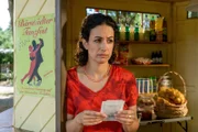 Yasemin (Sanam Afrashteh) steht traurig in ihrem Kiosk. Hat Fritz Fuchs tatsächlich ihren Geburtstag vergessen und keine Zeit, mit ihr zum Tanzfest zu gehen?