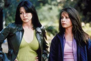 Prue (Shannen Doherty, l.); Piper (Holly Marie Combs, r.)