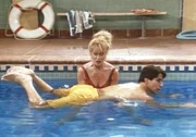 Tony (Tony Danza) lässt sich von Angela (Judith Light, stehend) Schwimmunterricht geben.