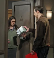 Will Wheaton möchte Sheldon (Jim Parsons, r.) bei einer neuen Episode 'Spaß mit Flaggen' unterstützen. Dabei kommt es zu einem Streit zwischen Sheldon und Amy (Mayim Bialik, l.). Sheldon muss sich entscheiden ...