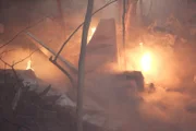 Hoch über den Bergen der Elsass-Region in Frankreich haben die Piloten eines Airbus A-320 am 20. Januar 1992 nachts mit starkem Wind und Schneefall zu kämpfen. Sie steuern die Landebahn in Straßburg an, können die Maschine jedoch nicht sicher landen. Stattdessen streift sie die Baumkronen und stürzt seitlich an einem Gebirgsfelsen in die Tiefe ... Erst nach viereinhalb Stunden wird das Wrack (Foto) von den Rettern gefunden.