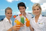 Lisa (Ivonne Schönherr, re.), Kerstin (Esther Seibt) und Martin (Roman Rossa) gehören zur Crew der 'Royal Clipper'.