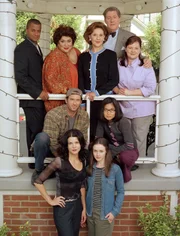 (6. Staffel) - Ganz Stars Hollow (Im Uhrzeigersinn: Yanic Truesdale, Liz Torres, Kelly Bishop, Edward Herrmann, Melissa McCarthy, Keiko Agena, Scott Patterson) nimmt Anteil am Leben von der alleinerziehenden Mutter Lorelai (Lauren Graham, vorne l.) und ihrer Tochter Rory (Alexis Bledel, vorne r.) ...