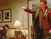 Detective Logan (Chris Noth) findet einen blutverschmierten Golfschläger: Ist es die Mordwaffe?