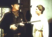Die Lehrerin Etta Plum (Leslie Landon, r.) will den Sheriff (Don Collier, l.) davon abhalten, den Affen zu erschießen.