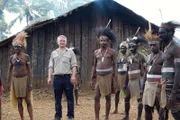 Papua-Neuguinea, Westprovinz: Piers Gibbon mit Mitgliedern des Biami-Stammes im Dorf Negadai, die traditionelle Kleidung tragen. (Photo Credit: © Bullseye Productions Ltd)