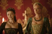 Chatherine Parr (Joely Richardson, r.) akzeptiert die Rolle als Henrys sechste Ehefrau und erweist sich als liebende Stiefmutter gegenüber seinen Kindern Prinz Edward, Lady Elizabeth und Lady Mary (Sarah Bolger, l.) ...