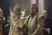 Während sich ein Krieg mit Frankreich anbahnt, heiratet Henry VIII. (Jonathan Rhys Meyers, r.) die attraktive Witwe Catherine Parr (Joely Richardson, l.) ...