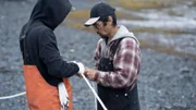 Marvin Agnot und Just Phillips bereiten ihre Bojen und Netze vor, bevor sie zum Fischen ausfahren. (National Geographic/Simeon Houtman)