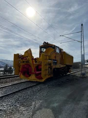 Mit schweren Maschinen wie dieser Schneefräse können die Schienen von bis zu zehn Tonnen Schnee pro Stunde befreit werden – unerlässlich für einen gefahrlosen Bahnverkehr.