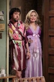 Ungewöhnliches Pärchen: Der schlüpfrige Koch Oleg (Jonathan Kite, l.) und die elegante Sophie (Jennifer Coolidge, r.) haben ihre Gefühle füreinander entdeckt. Ob das wahre Liebe oder doch nur eine Eintagsfliege ist?