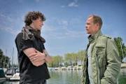 Pit Adams (Jonathan Lade, l.) und Micha Oberländer (Matthias Koeberlin, r.) stehen zusammen am Hafen und unterhalten sich.