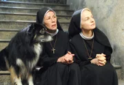 Schwester Felicitas, Schwester Agnes und Herr Hund halten Wache (v.li.: Karin Gregorek, Emanuela von Frankenberg).