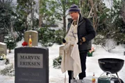 Besucht, das Grab seines Vaters und versucht die Erinnerung an ihn mit einem traditionellen Picknick am Leben zu halten: Marshall (Jason Segel)