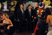 Während Robin ihre Karriere vorantreiben kann, wollen Barney (Neil Patrick Harris, M.l.) und Ted (Josh Radnor, M.r.) eine Bar eröffnen