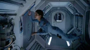 Molly Woods (Halle Berry) bereitet sich auf die Landung auf der Erde vor. Die 13 Monate im All waren bis auf einen merkwürdigen Vorfall wie geplant von statten gegangen ...