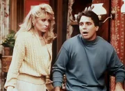 Tony (Tony Danza, r.) und Angela (Judith Light, l.) kommen aus dem Staunen nicht mehr heraus, als sie Monas neuen Freund mit Mrs. Rossini erwischen.