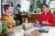 Ringo (Timothy Boldt, r.) muss vor Valentin (Aaron Koszuta) notgedrungen den fingierten Einbruch gestehen.