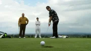 Um an den raffgierigen Jed Rucker (Brian Goodman, l.) heranzukommen, schleust sich Nate Ford (Timothy Hutton, r.) auf dem Golfplatz ein. Schon bald gewinnt er das Vertrauen des dubiosen Chefs.