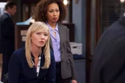 Detective Amanda Rollins (Kelli Giddish, l.) und Dr. Melinda Warner (Tamara Tunie) tappen im Dunkeln: Wer hat eine junge Frau, die nicht aus New York stammt, vergewaltigt und mit schweren Kopfverletzungen in einem Boot zurückgelassen?