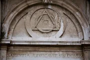 Freimaurerische Symbole - das alles sehende Auge, die Pyramide und der Kompass