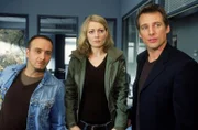 Petra (Martina Hill) kommt mit Semir (Erdogan Atalay, li.) und Tom (Rene Steinke) in die Past zurück. Sie ist verunsichert, wie die Kollegen auf sie reagieren werden...