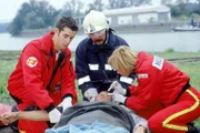 Dr. Karin Thaler (Roswitha Meyer) und Florian Lenz (Jo Weil) versorgen den verletzten Martin Huber (Otto Beckmann).