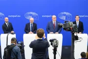 Pressekonferenz der EKR zur Abstimmung über Vertragsänderungen, Straßburg. Von links: Nicola Procaccini, Ryszard Antoni Legutko und Jacek Saryusz-Wolski.