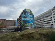 Baulücke in Brüssel, an der Fassade ein Spruch: 'Die Zukunft ist Europa'.