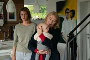 Nora Winter (Sophie Pfennigstorf, l.) ist nach Aussage von Karin Leitinger (Christine Wilhelmi, r.) völlig überfordert mit ihrer neuen Rolle als Mutter.
