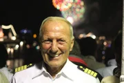 Kapitän Jens Thorn beim großen Feuerwerk des Hamburger Hafengeburtstages.