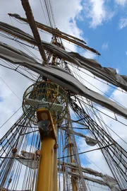 Der Mast eines Segelschiffes im Hamburger Hafen.