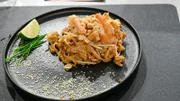 Gericht Kim Lerche: Asiatische Reisnudelpfanne mit Tamarinde-Sauce und gebratenen Garnelen