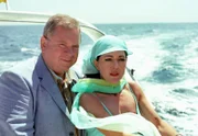 Dr. Sommerfeld (Rainer Hunold) unternimmt mit Nora Hansen (Anja Kruse) in Barcelona eine Bootsfahrt, die die wasserscheue Frau aber nicht sonderlich genießt.