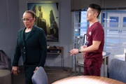 Chicago Med Staffel 6 Folge 13 S. Epatha Merkerson als Sharon Goodwin, Brian Tee als Ethan Choi