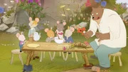 Ernest (re.) darf ausnahmsweise beim Blumenfest der Mäuse dabei sein, aber leider benimmt er sich wie ein Elefant im Porzellanladen.