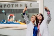 Vera (Sybille Waury, links) und Tina (Anita Eichhorn, rechts) wollen gemeinsam den Wettbewerb zur feschesten Apothekerin gewinnen.