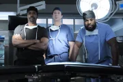 Die Fachärzte beobachten einen Patienten: (l-r) Morris Chestnut als Dr. Cain, Michael Hogan als Dr. Nolan, Malcolm-Jamal Warner als AJ Austin