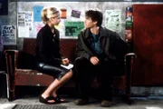 Parker (Adam Kaufman, r.) und Buffy (Sarah Michelle Gellar, l.) verbindet nicht nur ein angeregter Gedankenaustausch miteinander.