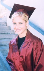 Endlich geschafft! Buffy (Sarah Michelle Gellar) hat die Schule erfolgreich beendet.