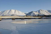 (4. Staffel) - Heftige Stürme und Temperaturen weit unter dem Gefrierpunkt machen es den Ice Road Truckers schwer, ihre Ladungen trotzdem sicher zu den kältesten Regionen Nordamerikas zu transportieren.