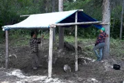 Jamey und Jody Potts-Joseph richten ihr Elchlager ein. (National Geographic/Nick Langowski)