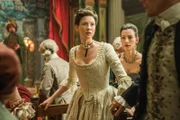 Outlander – Die Highland-Saga Staffel 4 Folge 8 Ein Notfall am Theaterabend: Caitriona Balfe als Claire Randall, Melanie Gray als Margaret Tryon