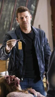 Als Booth (David Boreanaz) mit den forensischen Ermittlern am Tatort eintrifft, wird schnell klar, dass der Serienmörder ein weiteres Mal zugeschlagen hat.