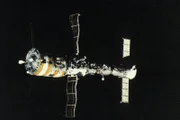 Das sowjetische Raumschiff Sojus T-5 hat an die Raumstation Saljut 7 angedockt