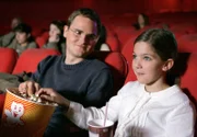 Michael Liebknecht (Fabian Hinrichs) geht mit seiner Schülerin Marlene (Chantel Brathwaite) ins Kino.