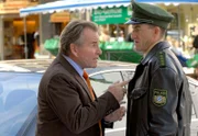15 Uhr im Ersten. Wöller (Fritz Wepper, l.) erstattet bei Polizist Meier (Lars Weström, r.) Anzeige gegen die Mutter Oberin wegen Fahrerflucht.